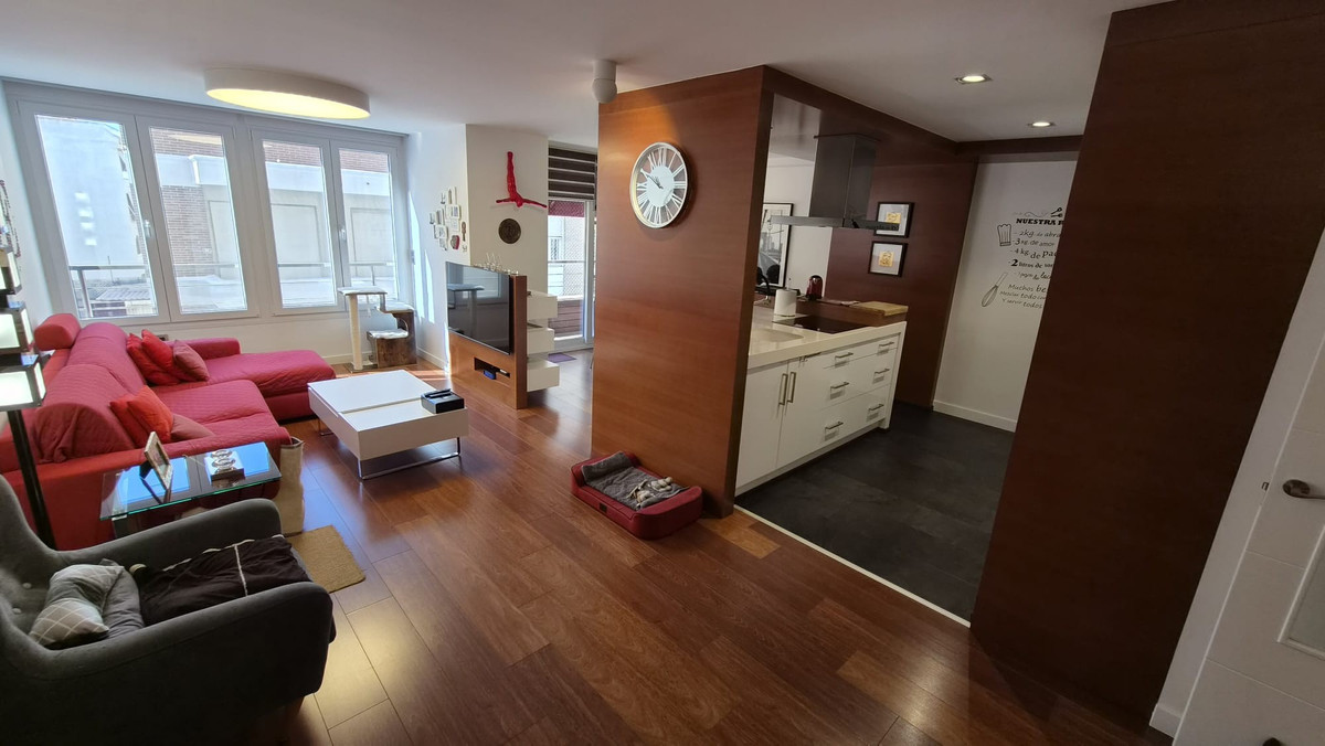 For sale - 4 Bedroom 2 Bathroom Apartment - Middle Floor Apartment in Torrevieja - Torrevieja Centro  - Alicante