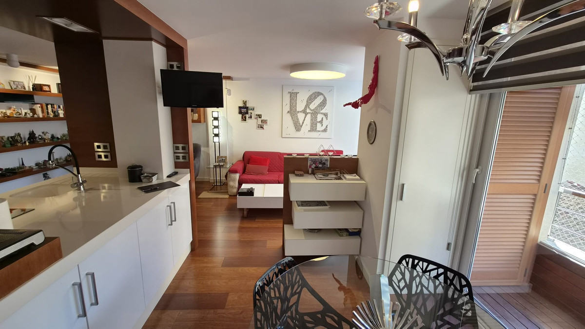 For sale - 4 Bedroom 2 Bathroom Apartment - Middle Floor Apartment in Torrevieja - Torrevieja Centro  - Alicante