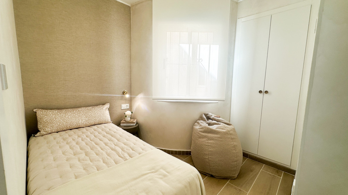 For sale - 2 Bedroom 1 Bathroom Apartment - Penthouse in Torrevieja - Torrevieja Centro  - Alicante