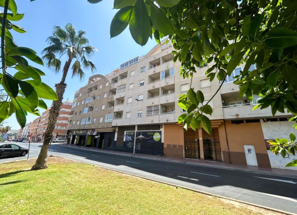 For sale - 2 Bedroom 1 Bathroom Apartment - Penthouse in Torrevieja - Torrevieja Centro  - Alicante