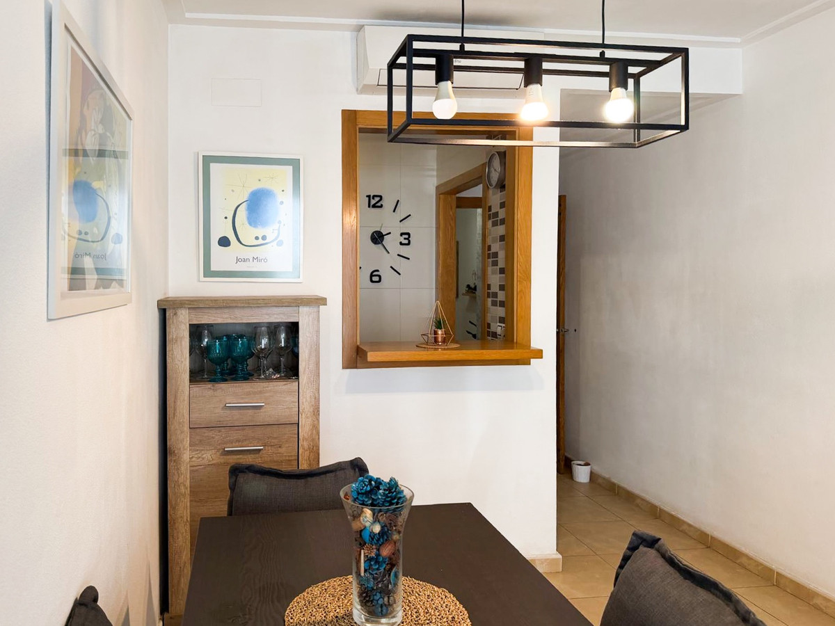 For sale - 3 Bedroom 2 Bathroom Apartment - Middle Floor Apartment in Torrevieja - Torrevieja Centro  - Alicante