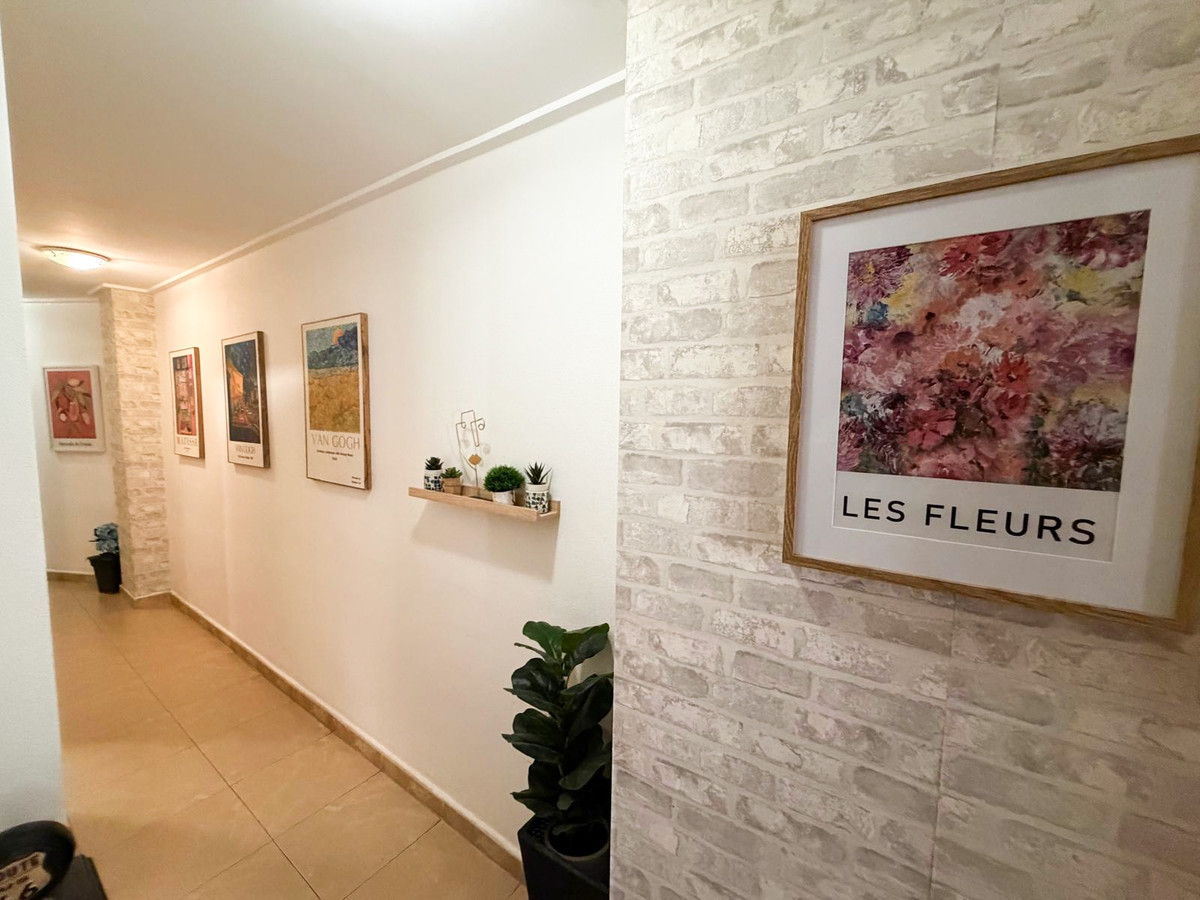 For sale - 3 Bedroom 2 Bathroom Apartment - Middle Floor Apartment in Torrevieja - Torrevieja Centro  - Alicante