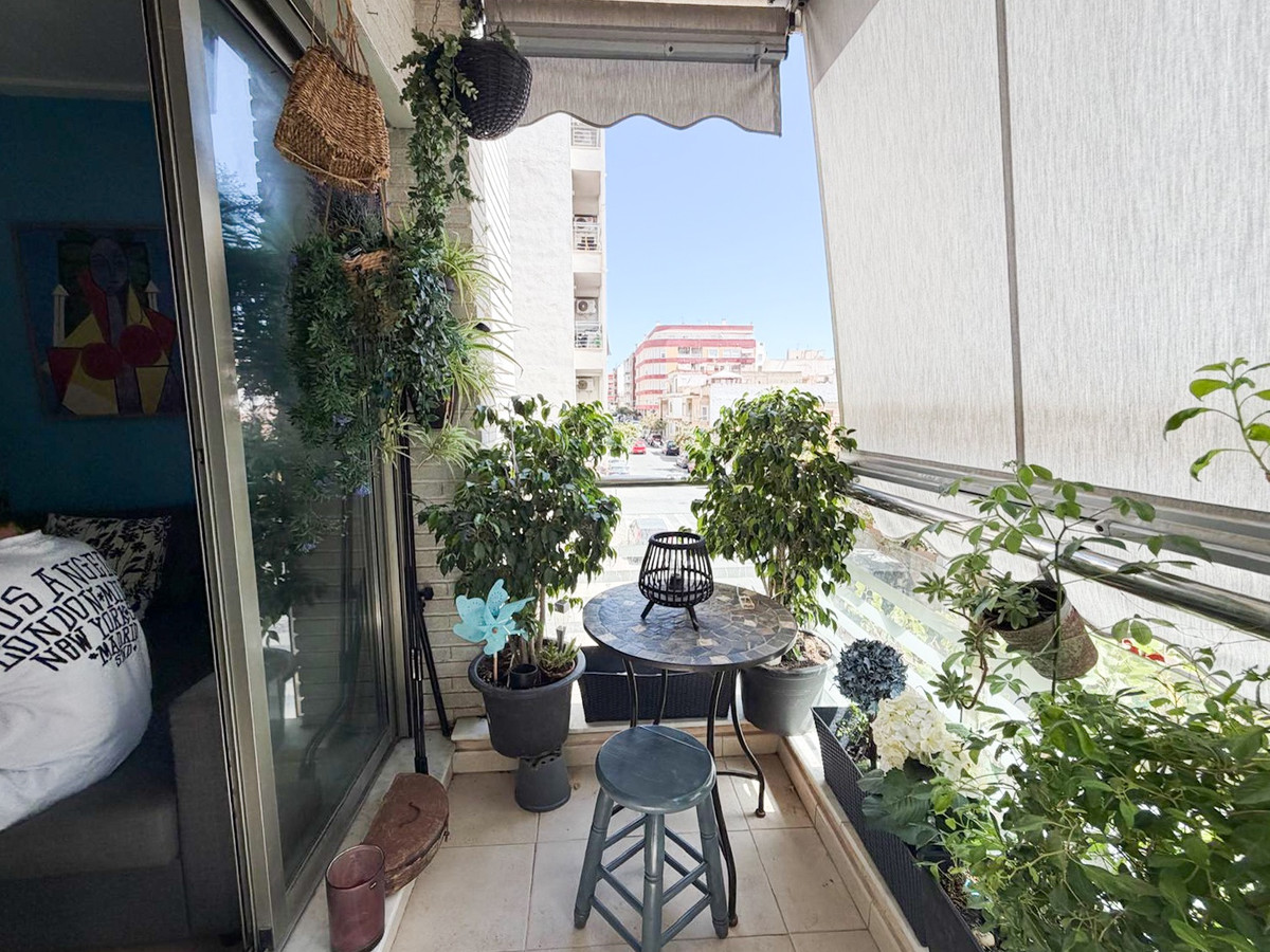 For sale - 3 Bedroom 2 Bathroom Apartment - Middle Floor Apartment in Torrevieja - Torrevieja Centro  - Alicante