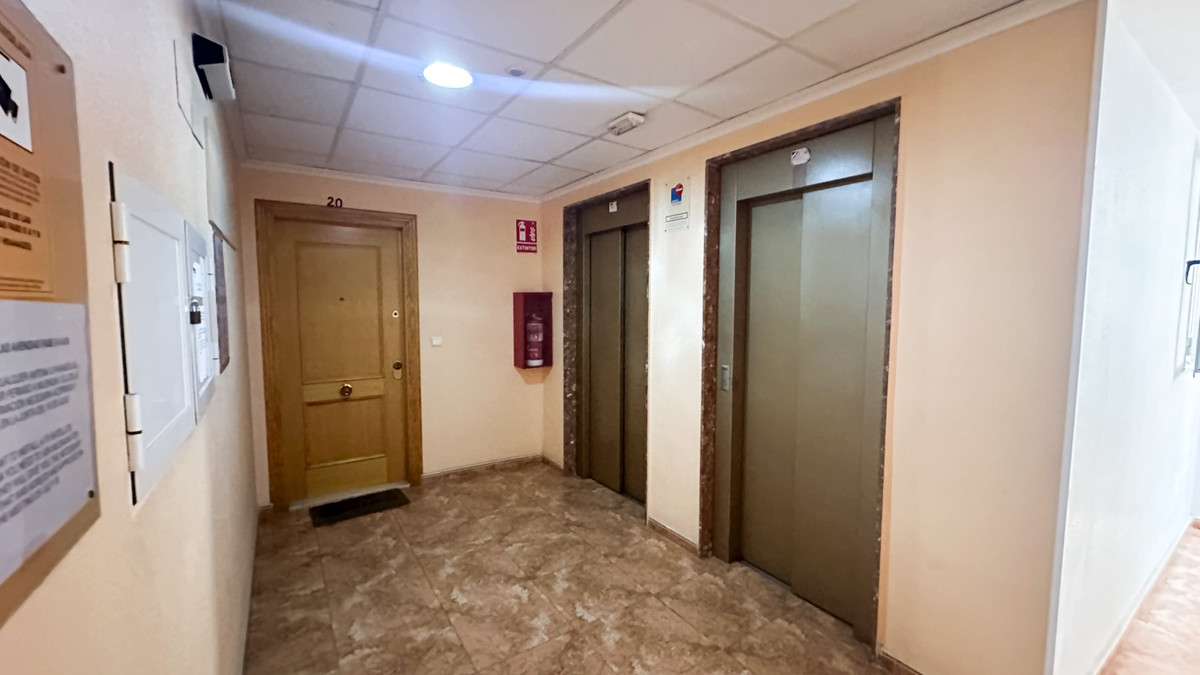 For sale - 3 Bedroom 2 Bathroom Apartment - Middle Floor Apartment in Torrevieja - Torrevieja Centro  - Alicante