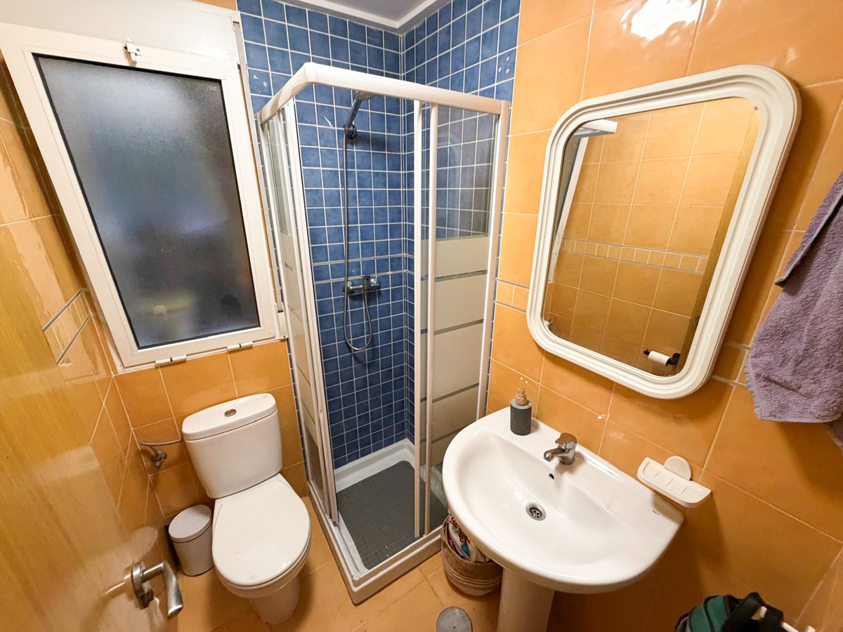 For sale - 3 Bedroom 2 Bathroom Apartment - Middle Floor Apartment in Torrevieja - Torrevieja Centro  - Alicante