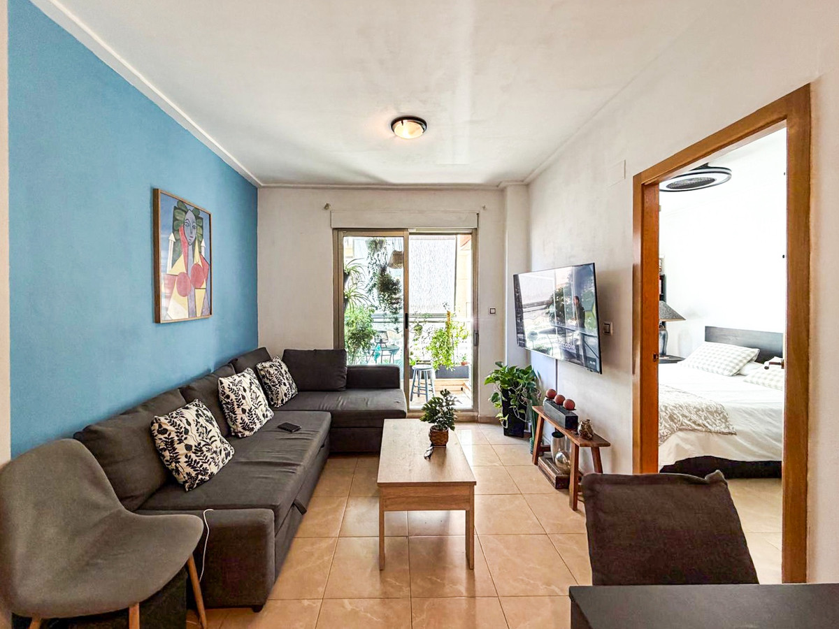 For sale - 3 Bedroom 2 Bathroom Apartment - Middle Floor Apartment in Torrevieja - Torrevieja Centro  - Alicante