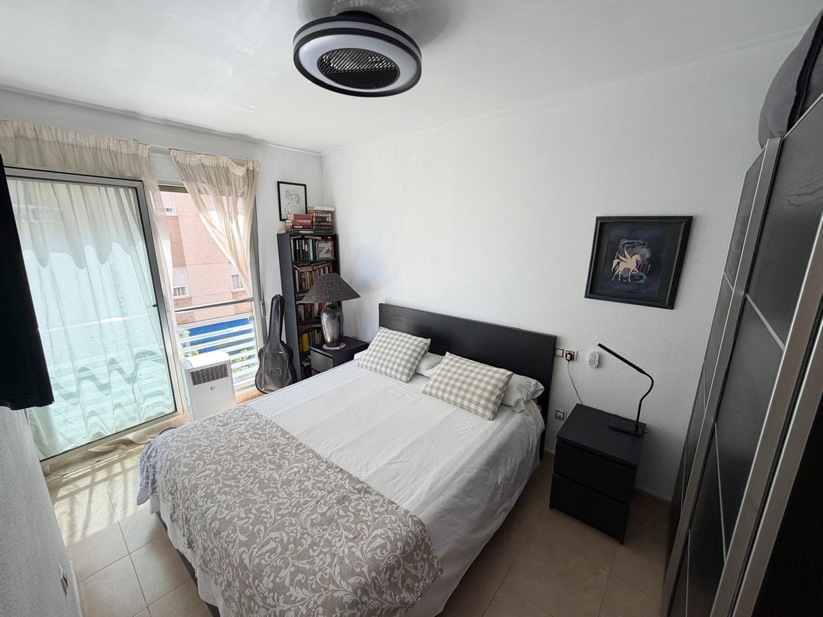 For sale - 3 Bedroom 2 Bathroom Apartment - Middle Floor Apartment in Torrevieja - Torrevieja Centro  - Alicante
