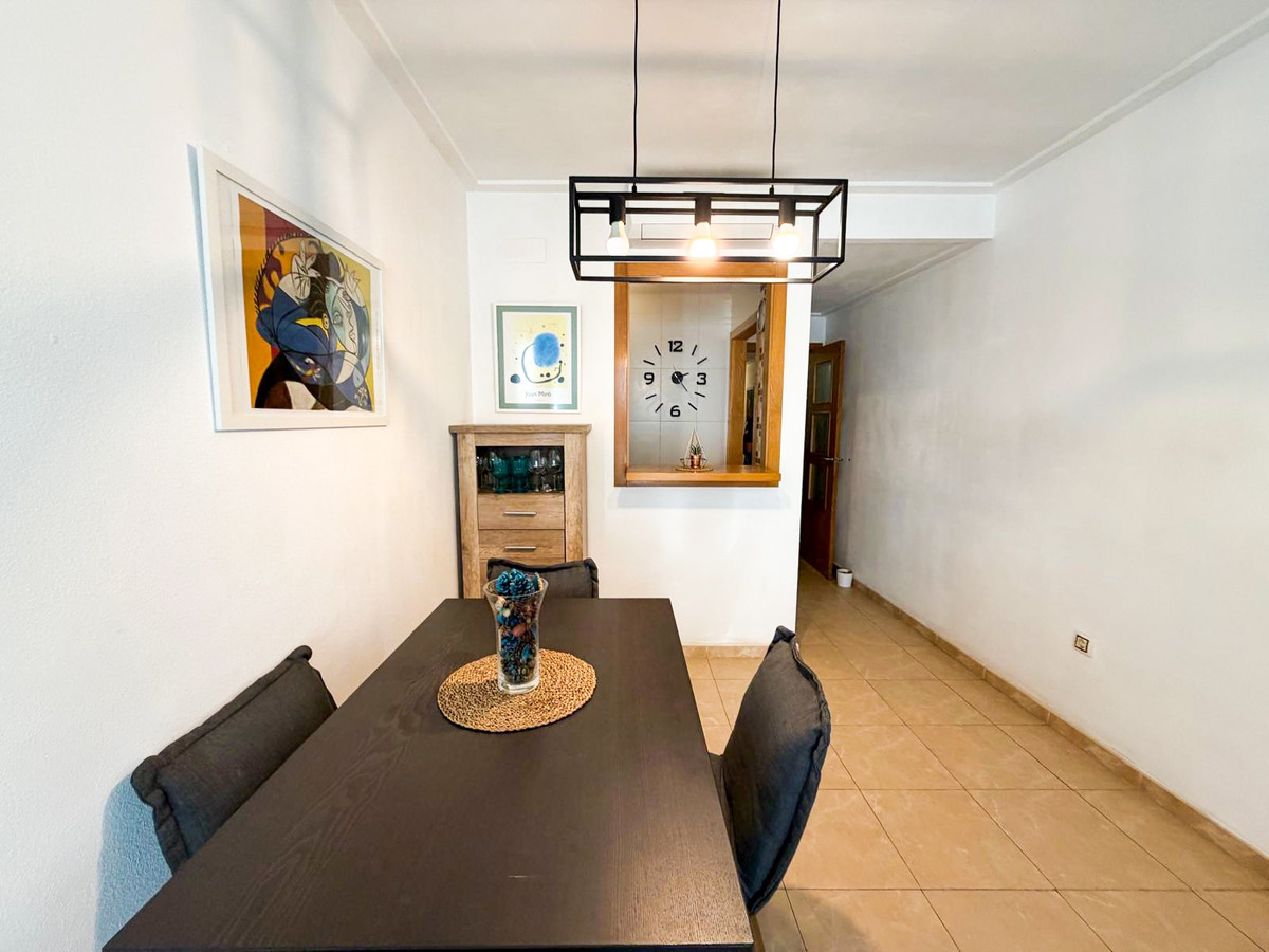 For sale - 3 Bedroom 2 Bathroom Apartment - Middle Floor Apartment in Torrevieja - Torrevieja Centro  - Alicante