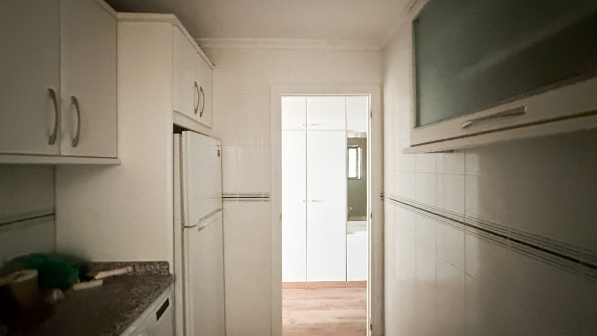 For sale - 2 Bedroom 1 Bathroom Apartment - Middle Floor Apartment in Torrevieja - Playa de los Locos  - Alicante