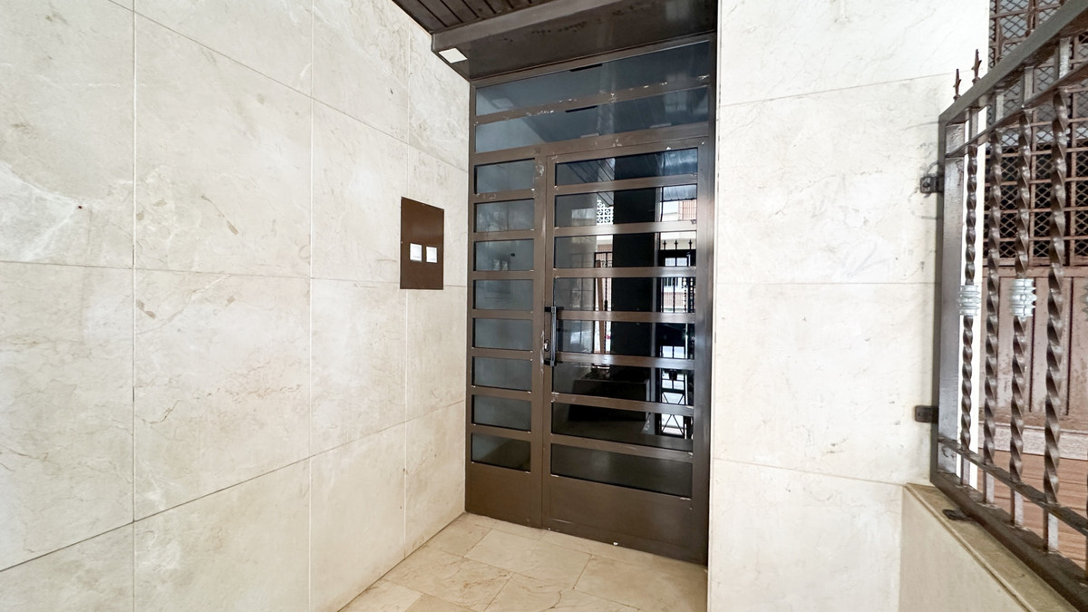For sale - 2 Bedroom 1 Bathroom Apartment - Middle Floor Apartment in Torrevieja - Playa de los Locos  - Alicante