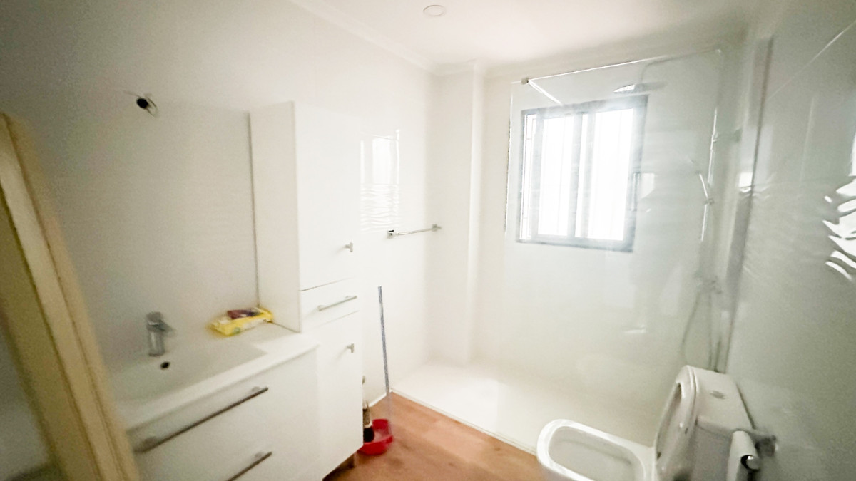 For sale - 2 Bedroom 1 Bathroom Apartment - Middle Floor Apartment in Torrevieja - Playa de los Locos  - Alicante