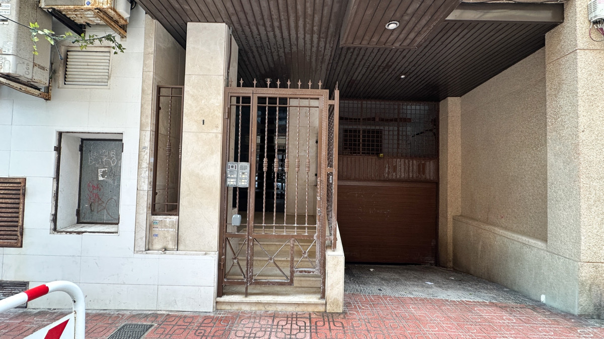 For sale - 2 Bedroom 1 Bathroom Apartment - Middle Floor Apartment in Torrevieja - Playa de los Locos  - Alicante