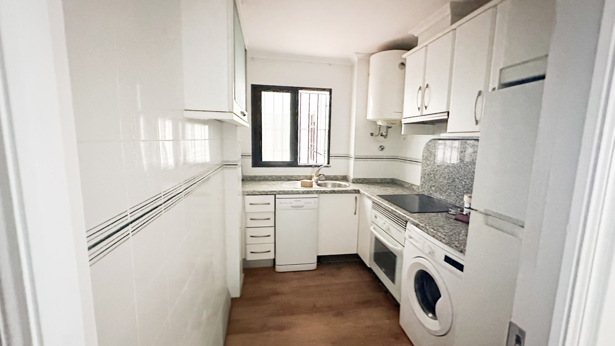 For sale - 2 Bedroom 1 Bathroom Apartment - Middle Floor Apartment in Torrevieja - Playa de los Locos  - Alicante