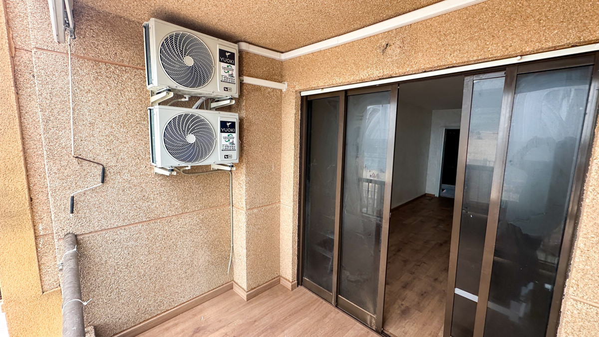 For sale - 2 Bedroom 1 Bathroom Apartment - Middle Floor Apartment in Torrevieja - Playa de los Locos  - Alicante