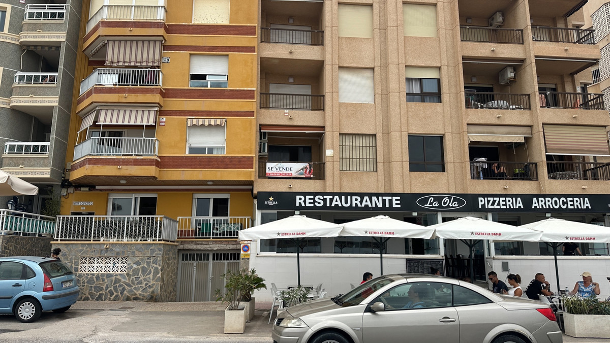 For sale - 2 Bedroom 1 Bathroom Apartment - Middle Floor Apartment in Torrevieja - Playa de los Locos  - Alicante
