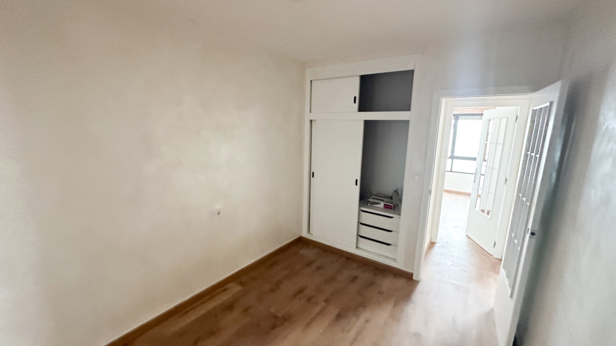 For sale - 2 Bedroom 1 Bathroom Apartment - Middle Floor Apartment in Torrevieja - Playa de los Locos  - Alicante