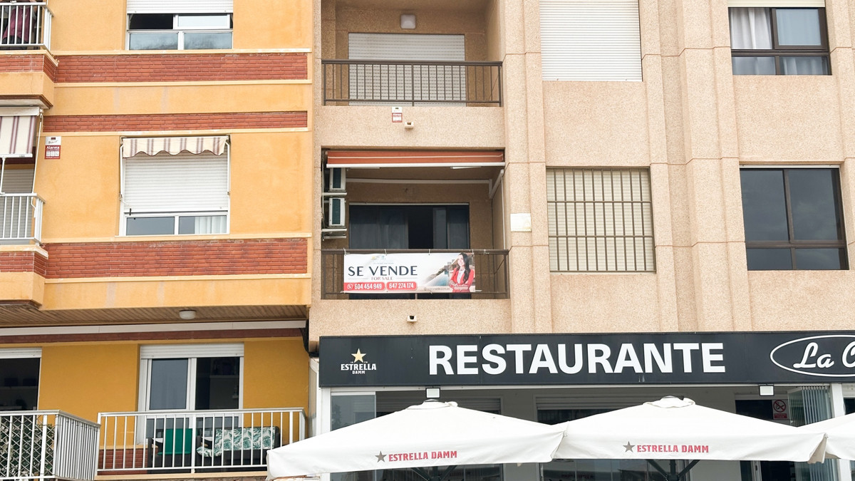 For sale - 2 Bedroom 1 Bathroom Apartment - Middle Floor Apartment in Torrevieja - Playa de los Locos  - Alicante