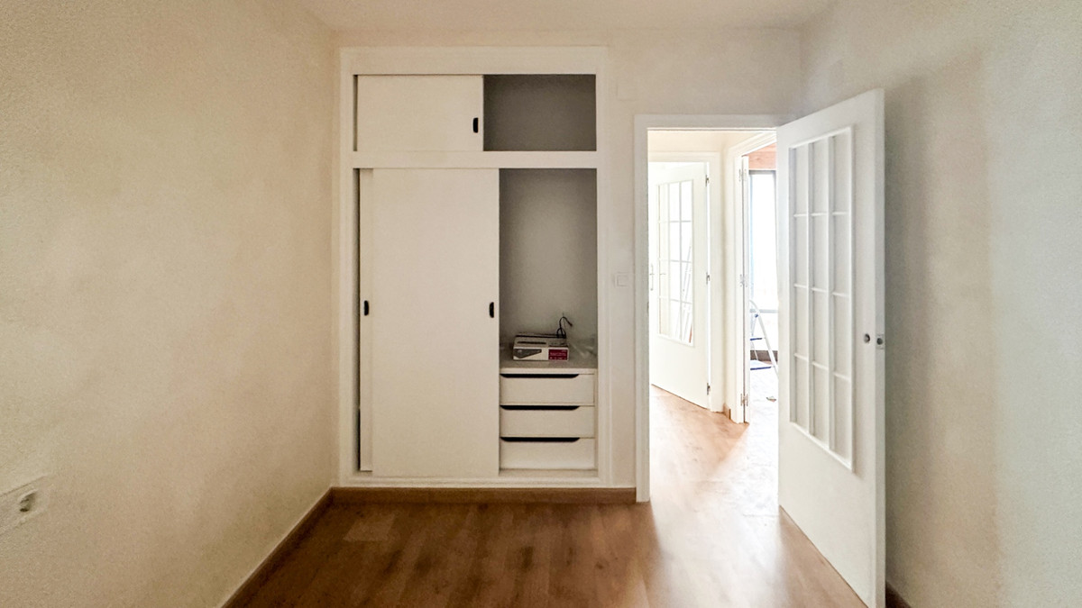 For sale - 2 Bedroom 1 Bathroom Apartment - Middle Floor Apartment in Torrevieja - Playa de los Locos  - Alicante