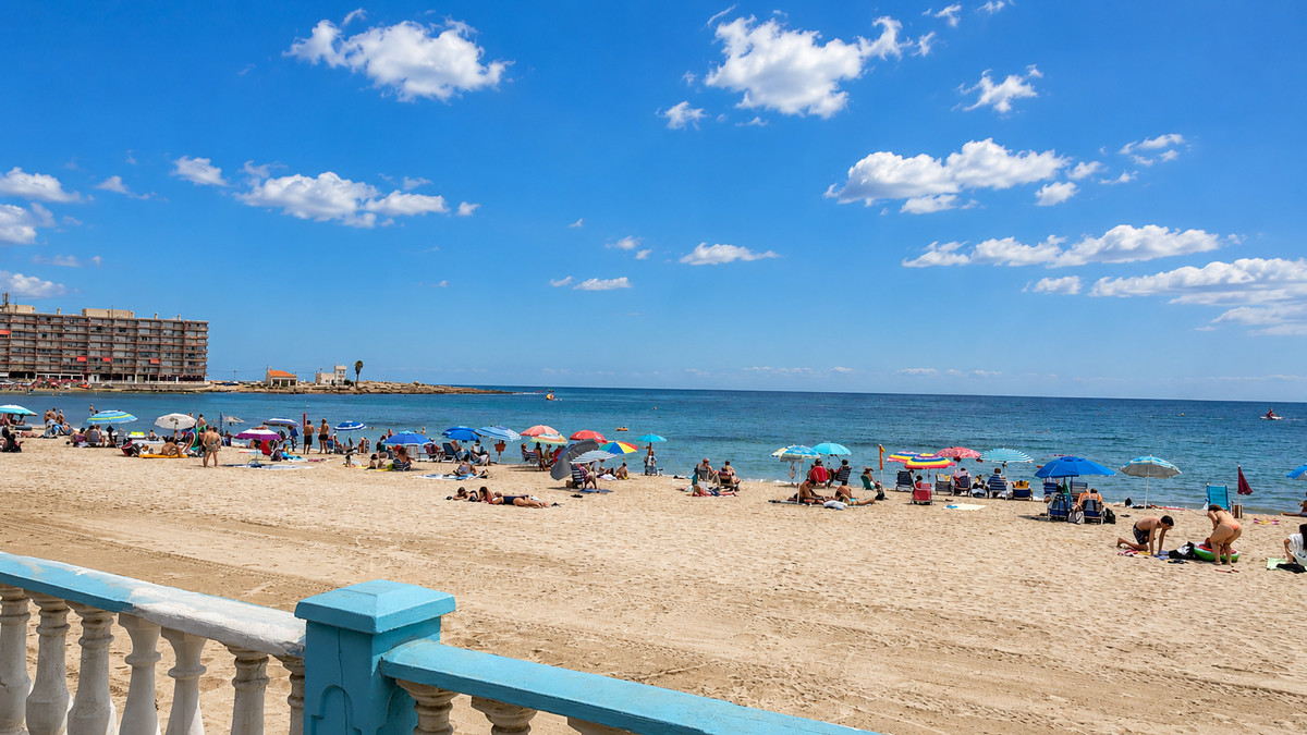 For sale - 2 Bedroom 1 Bathroom Apartment - Middle Floor Apartment in Torrevieja - Playa de los Locos  - Alicante