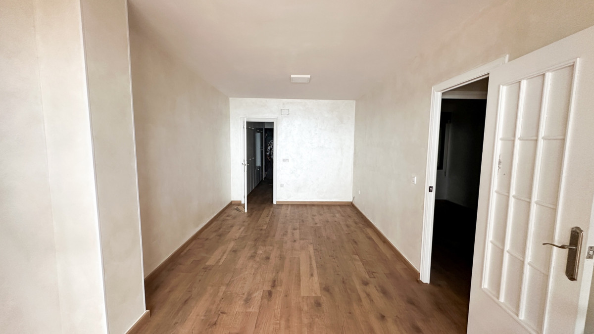 For sale - 2 Bedroom 1 Bathroom Apartment - Middle Floor Apartment in Torrevieja - Playa de los Locos  - Alicante