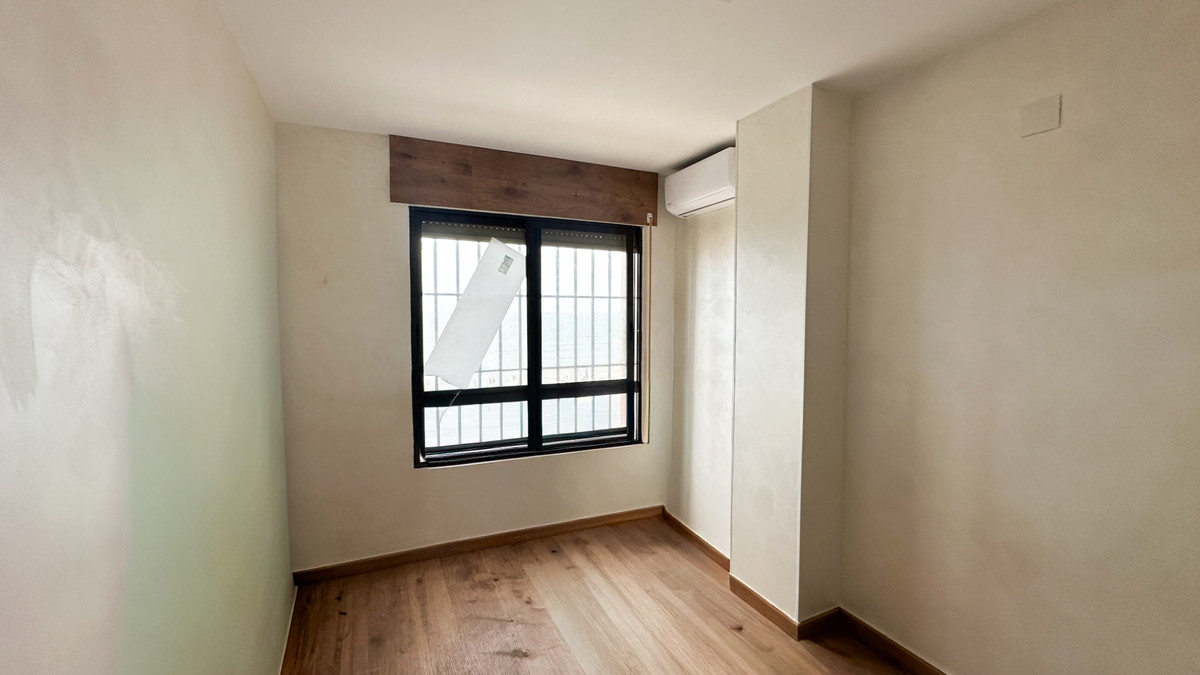 For sale - 2 Bedroom 1 Bathroom Apartment - Middle Floor Apartment in Torrevieja - Playa de los Locos  - Alicante