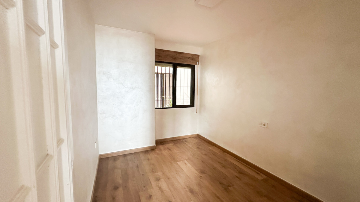 For sale - 2 Bedroom 1 Bathroom Apartment - Middle Floor Apartment in Torrevieja - Playa de los Locos  - Alicante