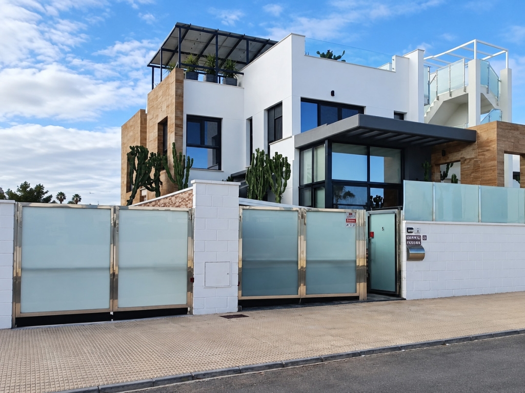 3 Bedroom 3 Bathroom House - Detached Villa in Orihuela
