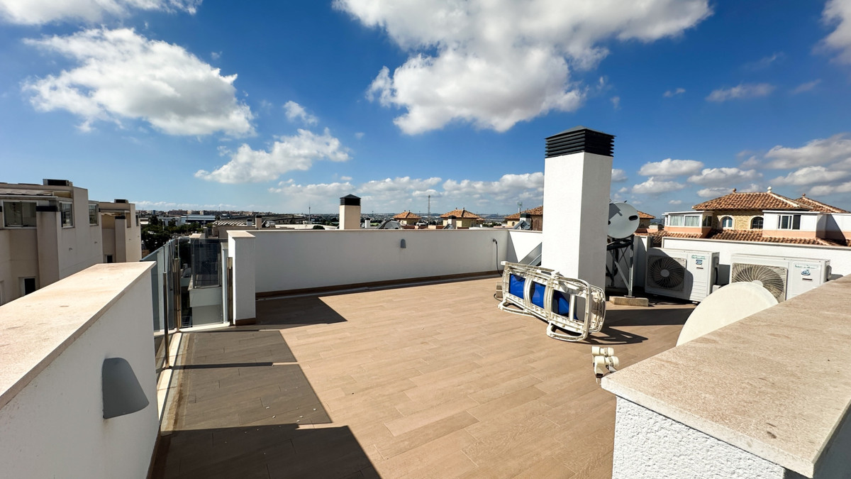 For sale - 5 Bedroom 3 Bathroom House - Detached Villa in Torrevieja - Torrevieja Centro  - Alicante