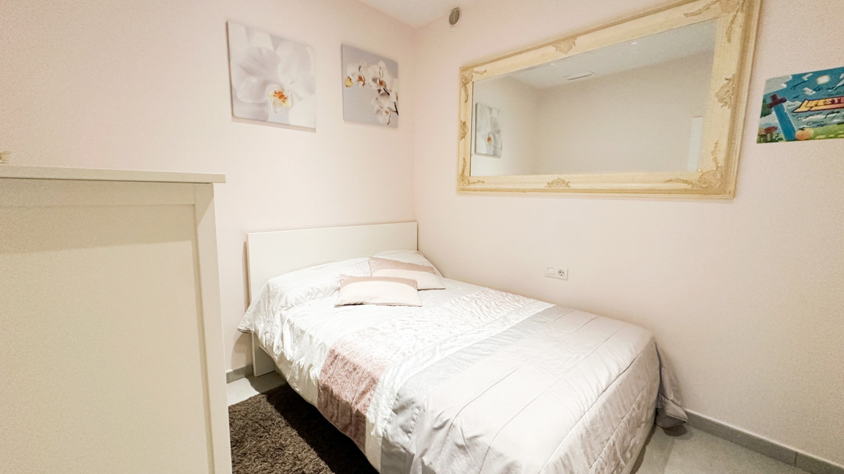 For sale - 5 Bedroom 3 Bathroom House - Detached Villa in Torrevieja - Torrevieja Centro  - Alicante