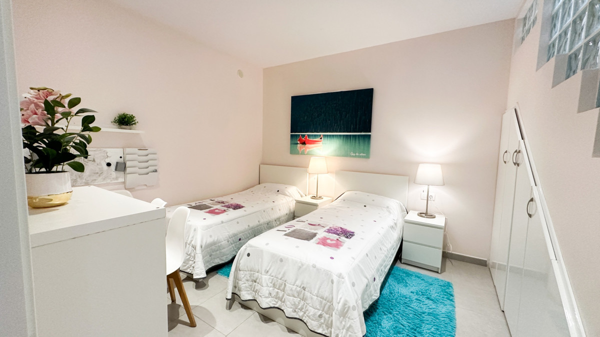 For sale - 5 Bedroom 3 Bathroom House - Detached Villa in Torrevieja - Torrevieja Centro  - Alicante