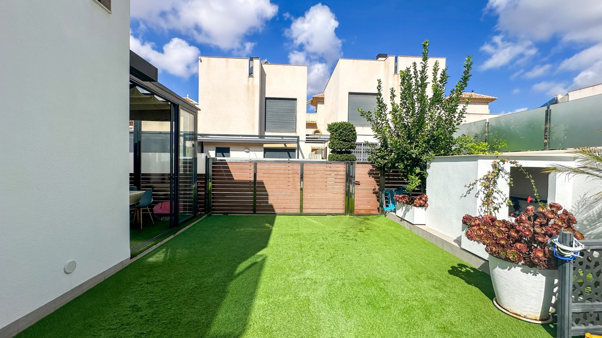 For sale - 5 Bedroom 3 Bathroom House - Detached Villa in Torrevieja - Torrevieja Centro  - Alicante