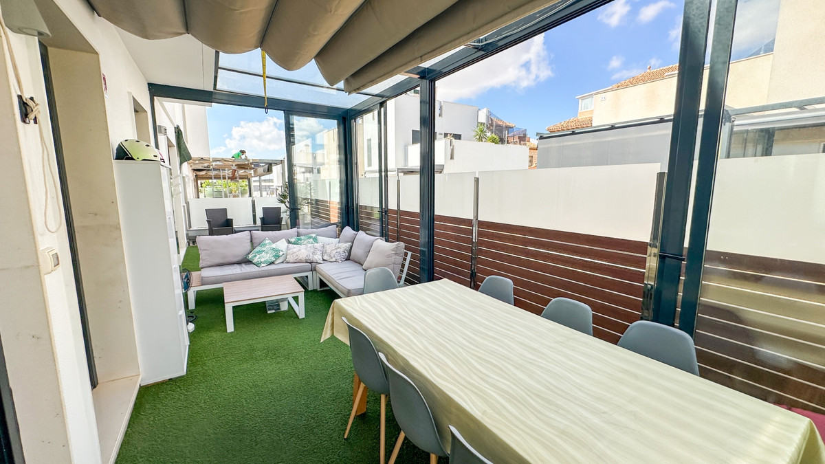 For sale - 5 Bedroom 3 Bathroom House - Detached Villa in Torrevieja - Torrevieja Centro  - Alicante