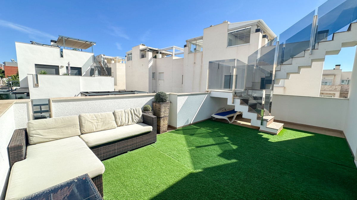 For sale - 5 Bedroom 3 Bathroom House - Detached Villa in Torrevieja - Torrevieja Centro  - Alicante