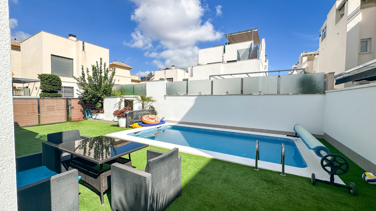 For sale - 5 Bedroom 3 Bathroom House - Detached Villa in Torrevieja - Torrevieja Centro  - Alicante