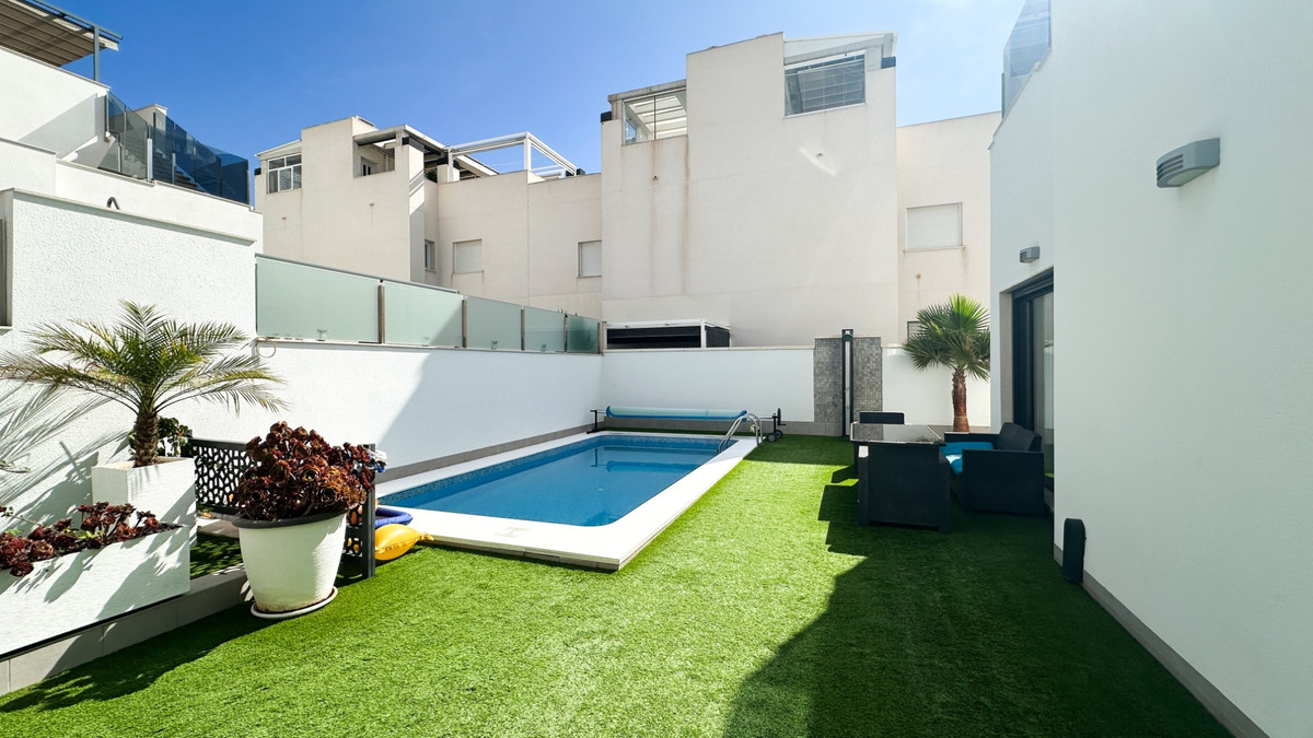 For sale - 5 Bedroom 3 Bathroom House - Detached Villa in Torrevieja - Torrevieja Centro  - Alicante
