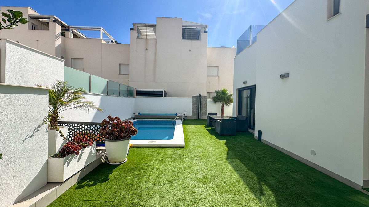 For sale - 5 Bedroom 3 Bathroom House - Detached Villa in Torrevieja - Torrevieja Centro  - Alicante