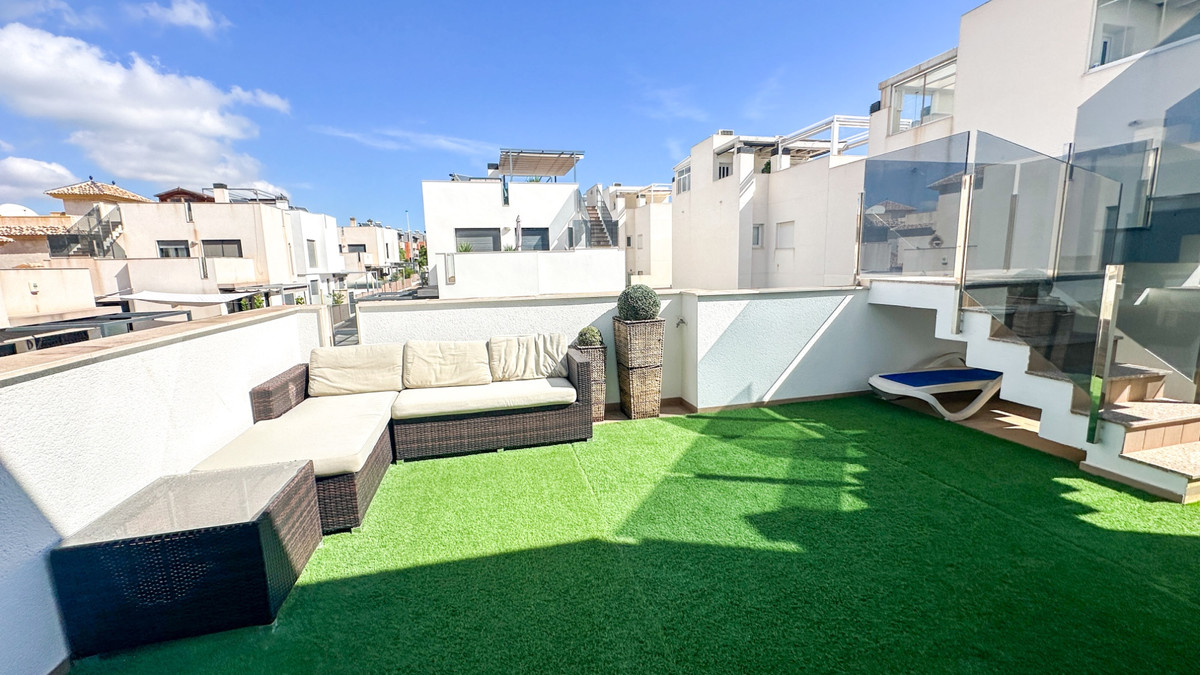 For sale - 5 Bedroom 3 Bathroom House - Detached Villa in Torrevieja - Torrevieja Centro  - Alicante
