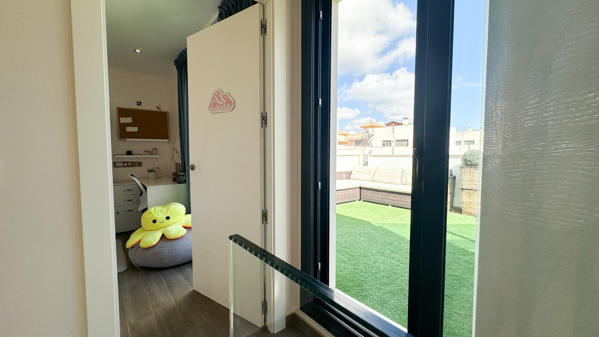 For sale - 5 Bedroom 3 Bathroom House - Detached Villa in Torrevieja - Torrevieja Centro  - Alicante