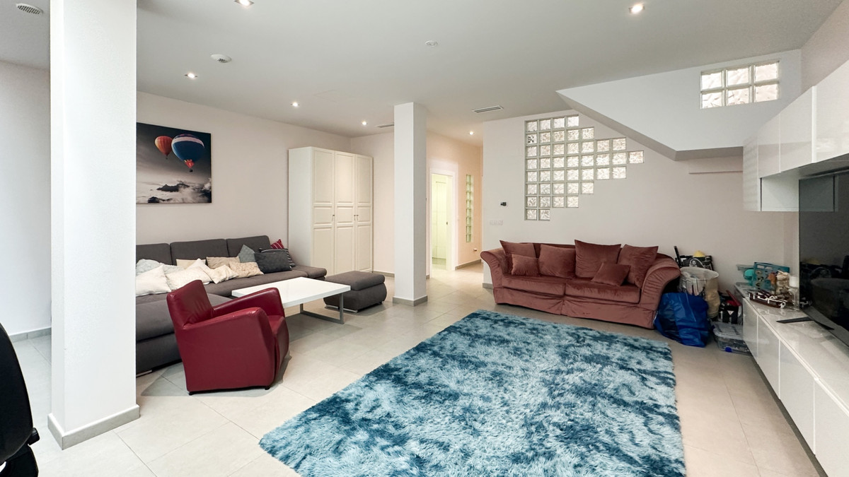 For sale - 5 Bedroom 3 Bathroom House - Detached Villa in Torrevieja - Torrevieja Centro  - Alicante