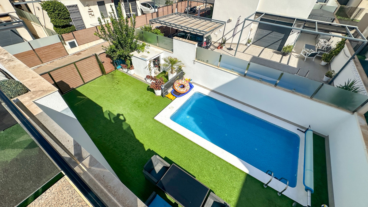 For sale - 5 Bedroom 3 Bathroom House - Detached Villa in Torrevieja - Torrevieja Centro  - Alicante