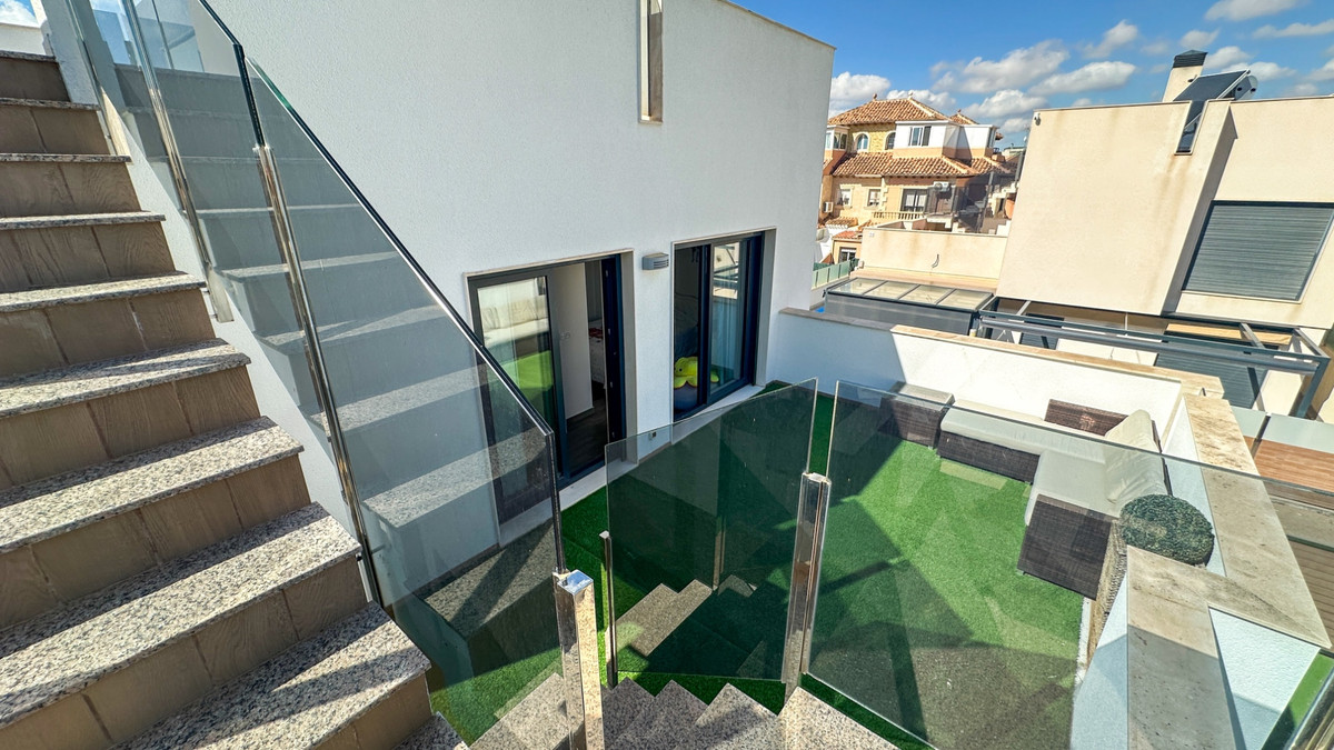 For sale - 5 Bedroom 3 Bathroom House - Detached Villa in Torrevieja - Torrevieja Centro  - Alicante