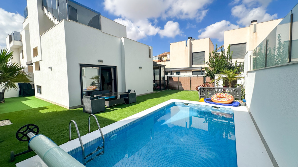 For sale - 5 Bedroom 3 Bathroom House - Detached Villa in Torrevieja - Torrevieja Centro  - Alicante