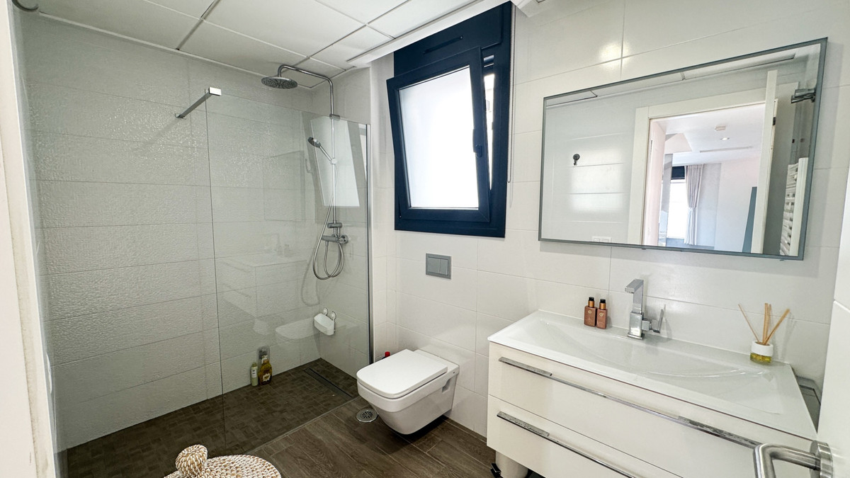 For sale - 5 Bedroom 3 Bathroom House - Detached Villa in Torrevieja - Torrevieja Centro  - Alicante