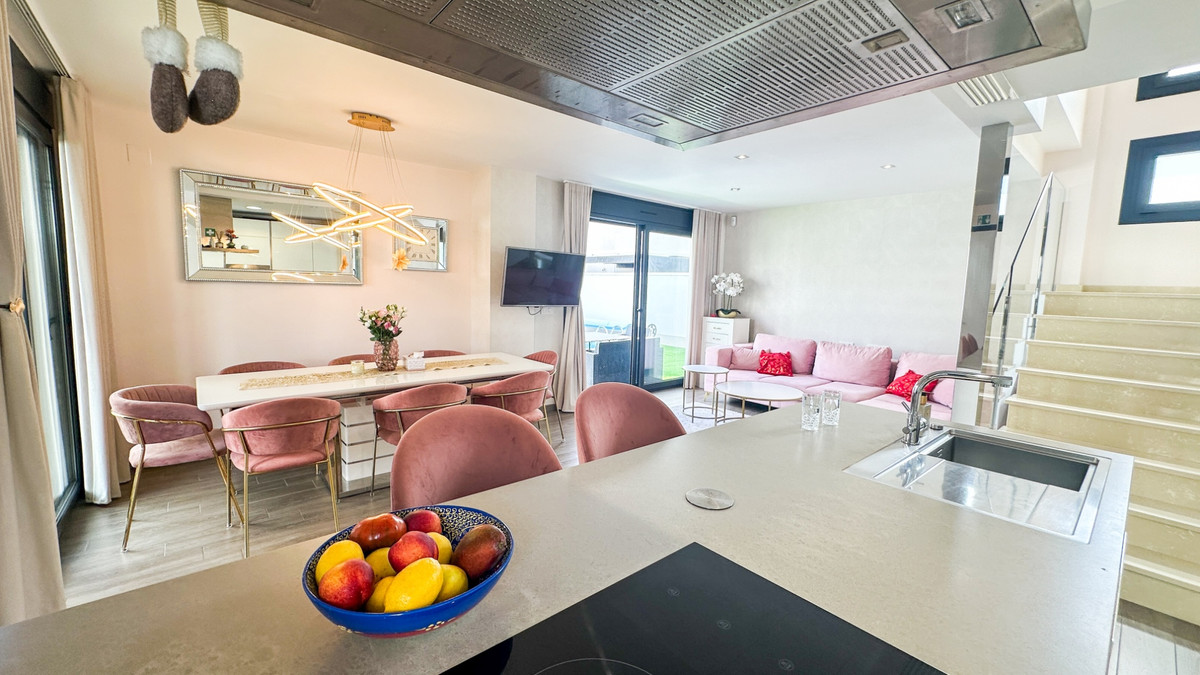 For sale - 5 Bedroom 3 Bathroom House - Detached Villa in Torrevieja - Torrevieja Centro  - Alicante