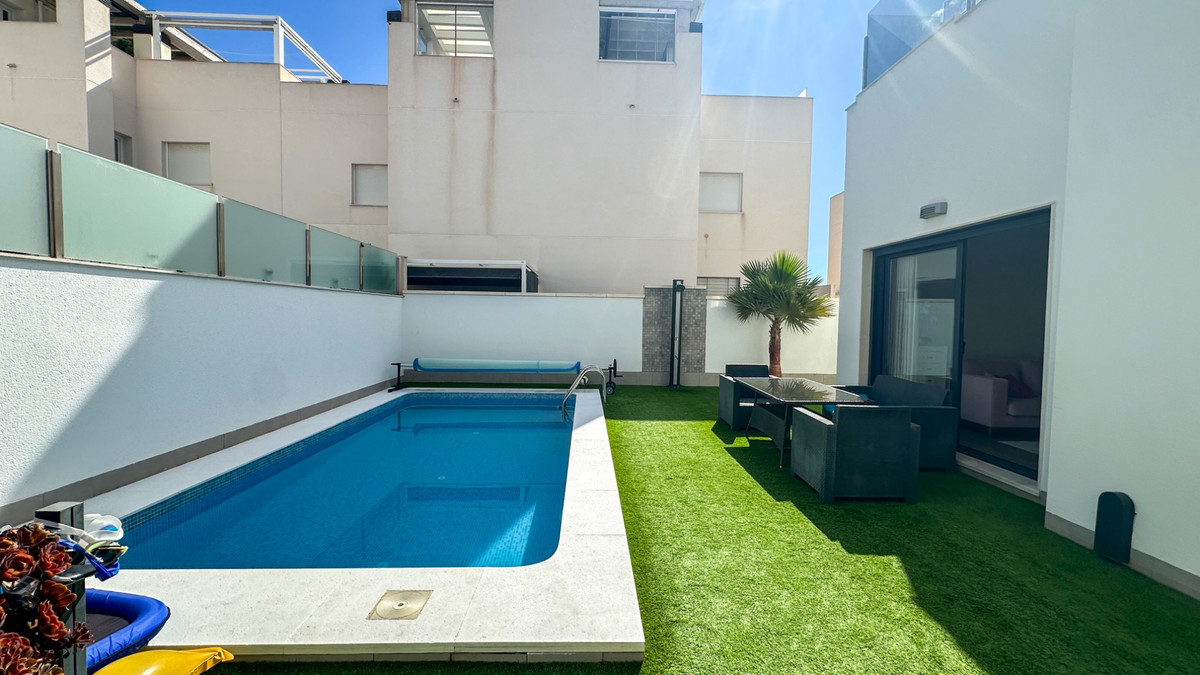 For sale - 5 Bedroom 3 Bathroom House - Detached Villa in Torrevieja - Torrevieja Centro  - Alicante