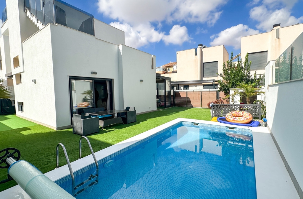 5 Bedroom 3 Bathroom House - Detached Villa in Torrevieja