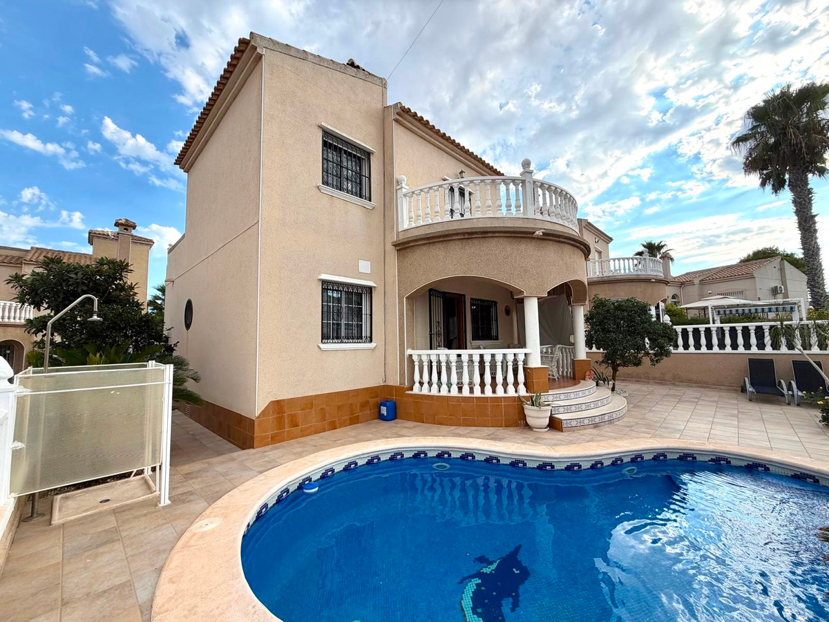 For sale - 3 Bedroom 2 Bathroom House - Detached Villa in Orihuela - Orihuela Costa  - Alicante
