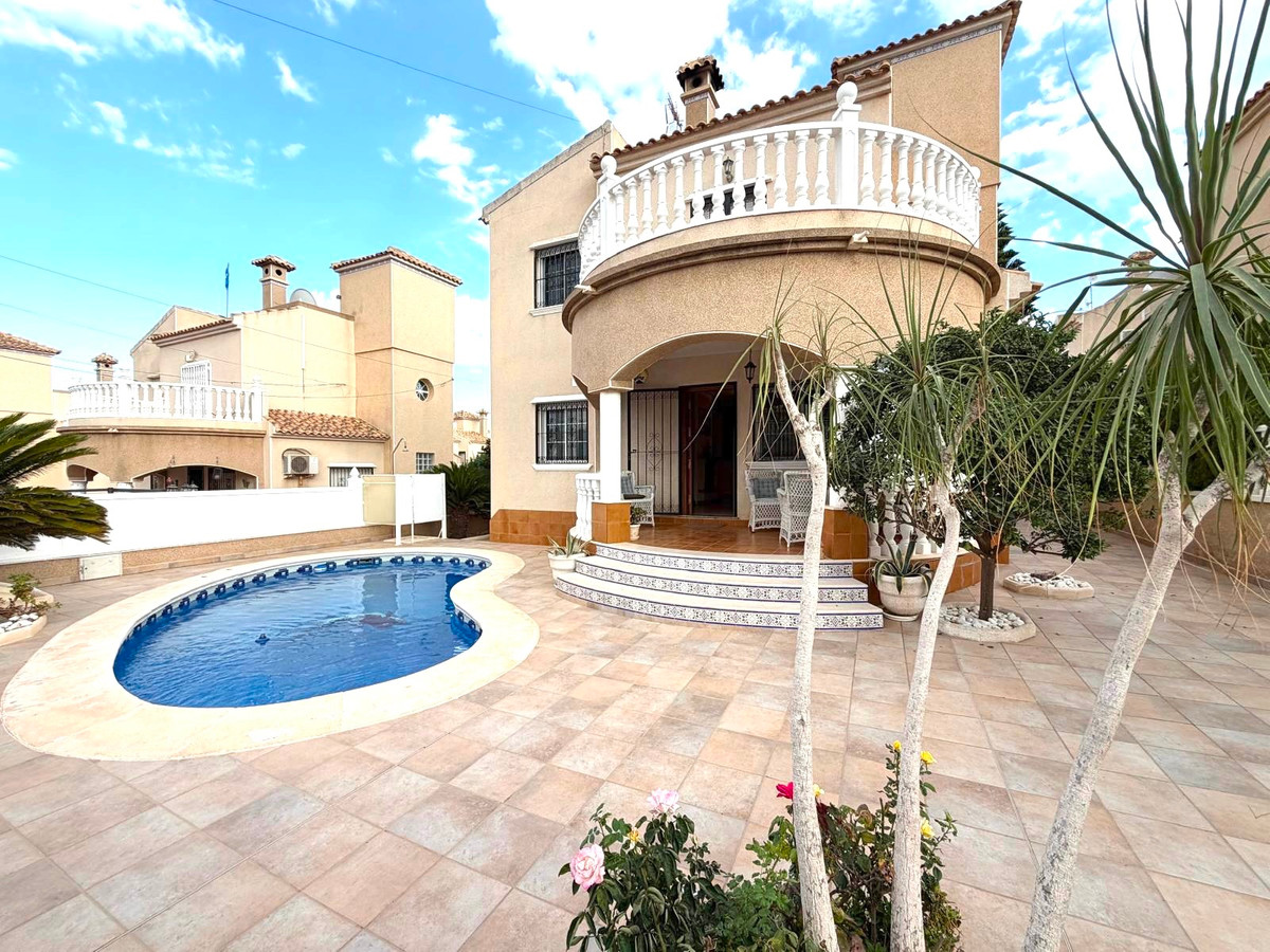 For sale - 3 Bedroom 2 Bathroom House - Detached Villa in Orihuela - Orihuela Costa  - Alicante