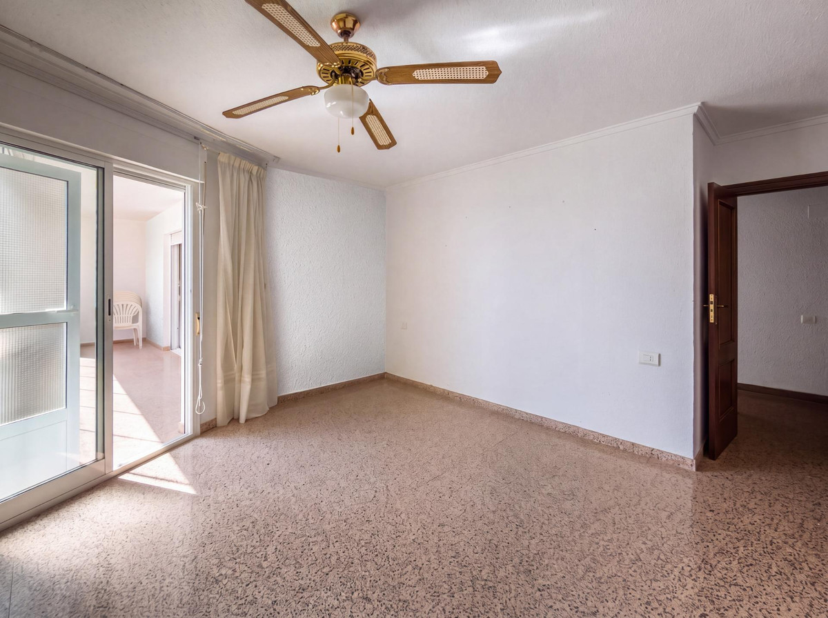 For sale - 3 Bedroom 1 Bathroom Apartment - Middle Floor Apartment in Torrevieja - Torrevieja Centro  - Alicante