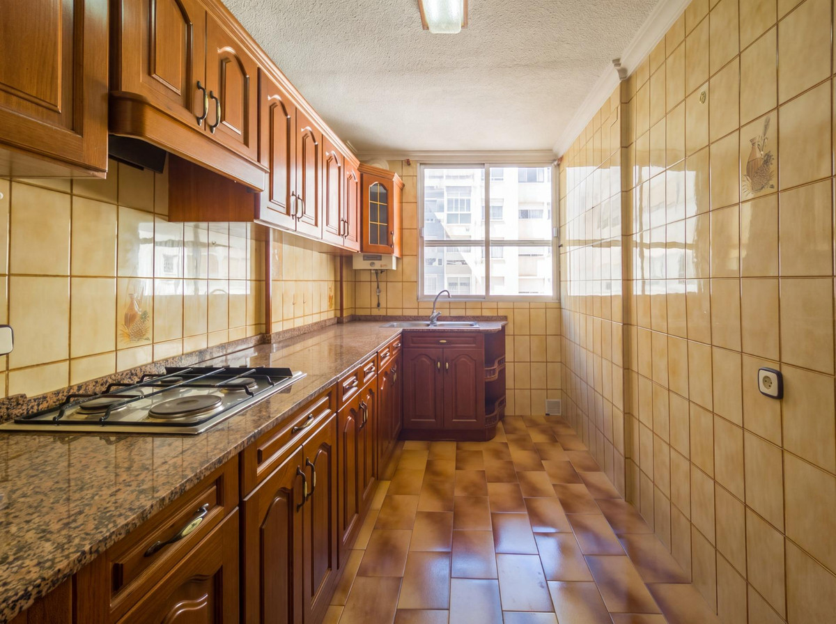For sale - 3 Bedroom 1 Bathroom Apartment - Middle Floor Apartment in Torrevieja - Torrevieja Centro  - Alicante